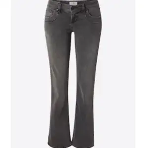 Säljer mina jättesnygga mörk gråa/ urtvättad svarta ltb jeans i storlek 26/30. Jensen är perfekta på mig som är ca 163. Inga defekter på jeansen. Priset kan diskuteras 