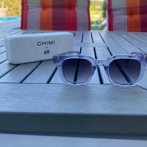 CHIMI - Säljer ett par gråa Chimi x HM glasögon utan några repor och i fint skick. Det tillkommer en putsduk och ett fodral.  Priset är inte hugget i sten, så kom gärna med frågor. 
