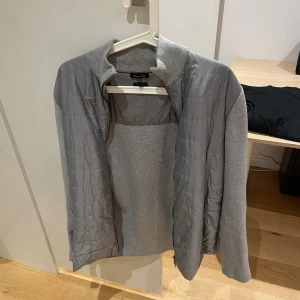 Massimo Dutti cardigan - Har använt några gånger. Storlek XL. Passar även L. Priset kan diskuteras 