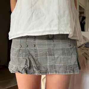 Rutig volangkjol - Strl S. Jag är 161. Lågmidjad o kort. 