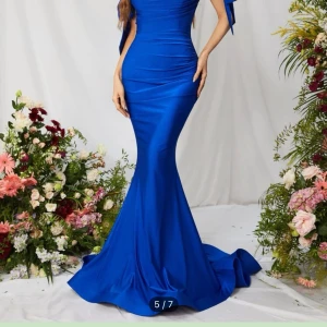 Balklänning  - Säljer min balklänning- Endast buren en gång! Jag köpte den för 500kr men säljer den endast för 200kr! Vilket är fantastiskt nu inför bal tiderna🩷