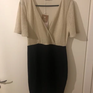 Klänning  - Anna field klänning i storlek M 💕 Aldrig använt drf finns prislappen kvar 💗 (Vid snabb affär går Priset att diskuteras!!) 