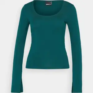 Säljer denna helt nya tröja från Gina tricot. Super snygg färg (botanical garden) Den har aldrig använts! Tagg finns kvar. 🤍  Storlek S