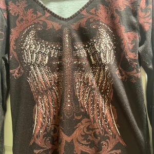 Vintage Tröja  - Fått tröjan av min mamma som hon har haft i många år men har nu bestämt att den kan gå vidare till någon annan på grund utav att det inte är min stil.