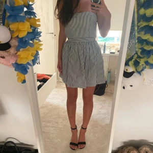 Klänning - Off shoulder klänning från Hollister som inte säljs längre. Säljer då den är lite för stor på mig😊🩷☀️