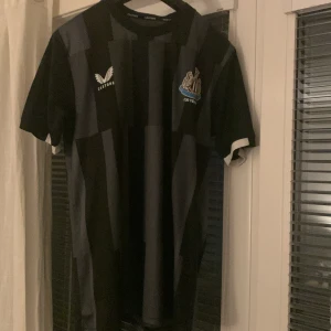 Fotbollströjor  - Extremt bra skick, Newcastle tränings tröja