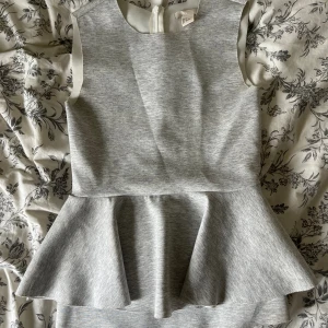 Söt topp / blus - Säljer denna jätte söta toppen som använts 2 gånger. Tjockare material. Tyvärr har den fått ett litet hål (se bild 3) men syns knappt när man har på sig den och går att sy ihop jätte enkelt (3 cm långt)