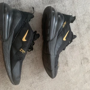 270  - För endast 100 kr. Det du ser är vad du får. Avgör själv på bilderna. Säljes riktigt billigt. Storlek 43.  Den som klickar köp först är det som gäller. 