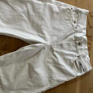 Super fräscha vita Sweet SKBTS shorts. Storlek XS men passar upp till S. Mycket fint skick. Midjemått: 39, längd  56