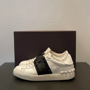 svarta valentino skor - säljer mina favoritskor då jag har köpt nya!!💘skorna är använda men i bra skick! allt följer med, box & äkthet mm!