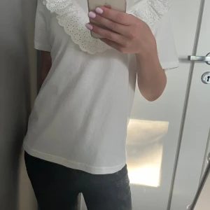 Vit volang t-shirt  - Säljer min jättefina volang t-shirt från mango i storlek XS💕💕Endast använd en gång. Inga defekter💕