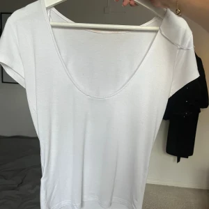Öppen rygg - Tshirt med öppen rygg, jättefin men kommer inte till användning då jag har en annan liknande 💞