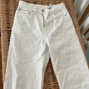 Vita jeans - Vita jeans från weekday som tyvärr är för små. Är helt raka.