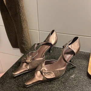 Kitten heels - Bruna i storlek 37 passar 38 med💕