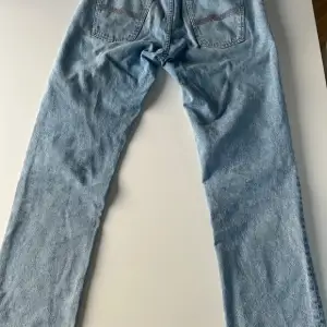 Säljer dessa snygga Nudie jeans i modellen gritty jackson storlek 32. En liten defekt vid gylfen men inget synligt. Köpta för 1600 kr på nk i Stockholm