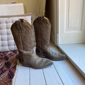 Cowboy-boots som är använda men i bra skick. Kostar minst 3000 kr i nypris så bra pris. Storlek 36 men av det mindre slaget så passar nog 35 också.