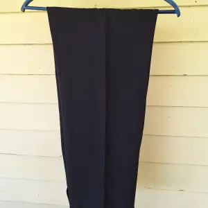 Använd vid 1 tillfälle  Svarta fina kostymbyxor  (Finns tillhörande kavaj)  Taylor's Club Collection  Storlek: c 54 Passar ca en manlig XL  
