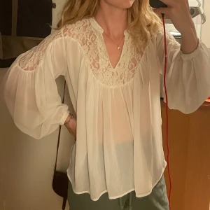 Vit blus spets - I så fint skick!   Samfraktar 