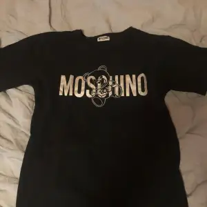 Moschino tshirt Använd cirka 4 gånger  Nyskick  Storlek XS