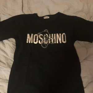 Moschino tröja - Moschino tshirt Använd cirka 4 gånger  Nyskick  Storlek XS