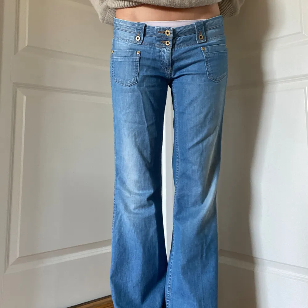 Jag säljer dessa JÄTTESNYGGA jeans från Pepe jeans med massa coola detaljer💖💖 Åker bort 11 Juni, kan mötas upp innan dess.  Midjemått: 40. Längd längs sidan: 101. Innerbenslängd: 81.. Jeans & Byxor.