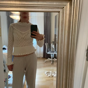 Stickad zara topp - Stickad topp från zara i en vit beige färg!  Jättefint mönster. Oanvänd då jag glömt bort att jag har tröjan!