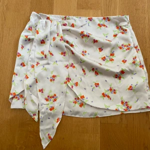 Blommig kjol - Bara använd fåtal gånger!