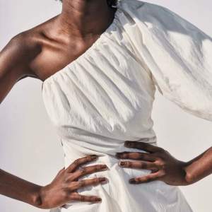 Intressekoll på den populära slutsålda klänningen från H&M. Det är den svarta klänningen
