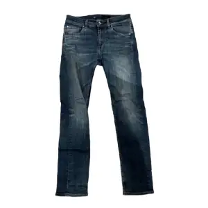Ett par stilrena jeans från Tiger Of Sweden i storlek 30/32. Tveka inte att skriva om du är fundersam.