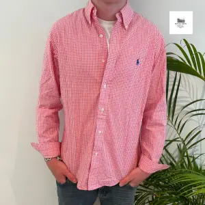 Ralph lauren skjorta rosa | Skick: 9,5/10 | Size - M | Pris - 499kr | Modellen är ca 182cm lång | Fraktar via postnord eller instabox på köparens bekostnad | Hör av dig vid minsta fråga eller fundering // RDL