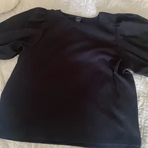 Säljer denna svarta blus från Lindex, är som helt ny!💕👏