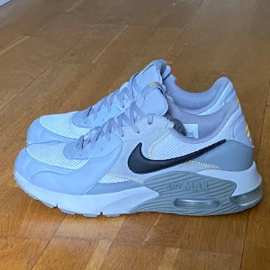 Nike Air Max - Nike Air Max skor. Storlek - 41 EUR. Endast använde ett 5 tal gånger. Dom är i mycket fint skick. Nypris - 1449kr. låda finns ej. Kan mötas upp i Stockholm eller fraktas. Mer bilder går självklart att lösa. Vid ytligare frågor är det bara att hojta!