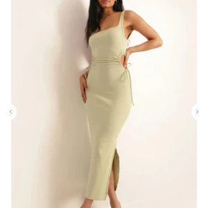 Grön klänning - Jag säljer min gröna klänning från chiquelle som endas är använd ett fåtal gånger och är i bra skick. Den är i storlek s. Skriv för fler bilder💚