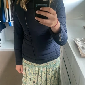 Hollies Stockholm jacka - Jättefin Hollies Stockholm jacka! Fint skick, nypris runt 1500 kr mitt pris 695 kr!💕priset är diskuterbart! Den är mörkblå!