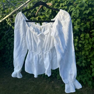 vit blus  - jättesöt blus använd max 3 gånger🤍