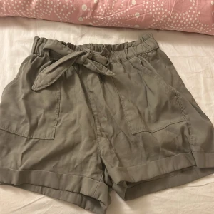 Shorts - Gröna shorts som avänds 2-3 gånger. Storlek M, pris kan diskuteras vid snabb 💕