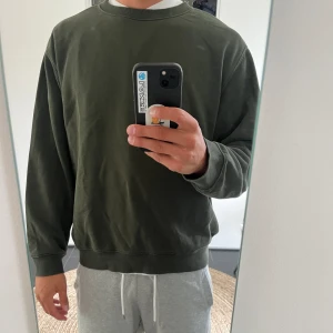 Weekday sweatshirt  - Bra skick. Säljer den den jag ej använder den. Pris kan diskuteras. Jag är 190 cm lång 