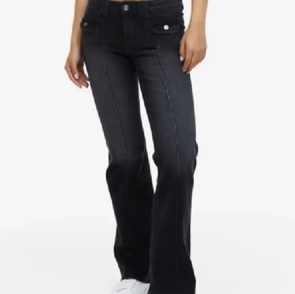 Säljer de här populära HM byxorna! Stoleken är 40 men passar mig som brukar ha 38🥰 Skriv privat för bilder💗. Jeans & Byxor.