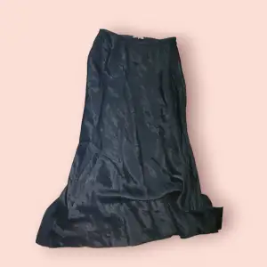 Elegant satin kjol från Arket! Är i storlek M (S- L). Har en liten slits på sidan och är sparsamt använd.