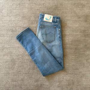 Säljer de här Jacob Cohen jeansen i storlek 33 för 989kr! Jeansen passar någon runt 188, modellen 622. Väldigt bra skick. Skriv om minsta funderingar!🔥☀️🏖️