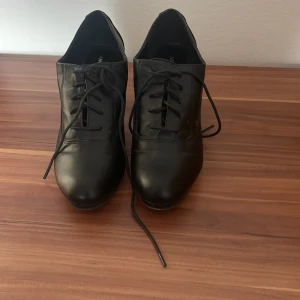 Svarta klackskor storlek 39  - Knappt använda skor från Anna Field storlek 39.