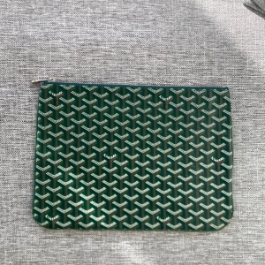 Goyard laptop case - Säljer nu detta snygga goyard laptop case, dustbag ingår även vid köpet. Priset kan diskuteras i dm 😁