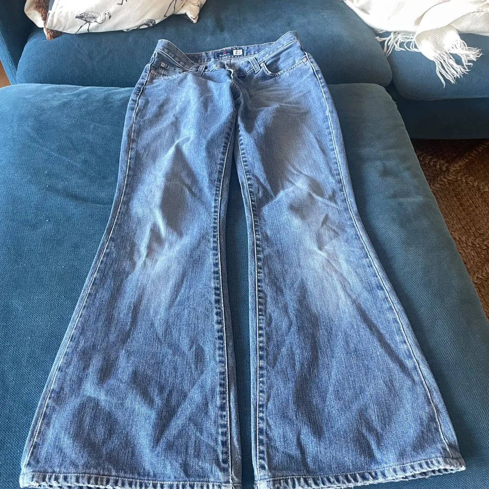 Supersnygga lågmidjade jeans som är utsvängda i modellen! Midjemått: 37cm. Innerbenslängd: 78cm. Skriv kring frågor eller fler bilder❤️. Jeans & Byxor.