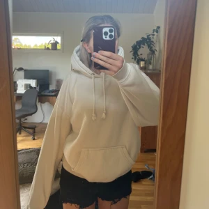 Hoodie - Vit hoodie från bikbok. Super fin och passar perfekt till sommar kvällar