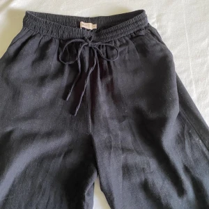 Svarta linnebyxor - Ett par svarta linnebyxor från Nelly köpta förra året. Har sytt upp dem och passar mig bra som är 162, har vanligtvis strl 34/36 i byxor. Mycket fint skick, pris kan diskuteras!