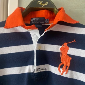 Ralph Lauren Polo pikétröja st L - Ralph Lauren  Polo i junior Large  67 cm längd 54 cm ärmlängd 48 cm mellan armhålorna