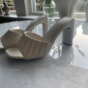 Vita klackar  - Så söta klackar jätte söta till sommaren o så fin mönster💗kom pv för frågor💗🫶🏼