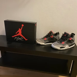 Jordan 4  - Säljer ett par feta Jordan 4 Retro Infrared som är i ett fint skick. Nypris:4000kr Säljer:999  