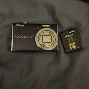 Nikon coolpix kamera, fungerar men säljer eftersom jag inte har någon laddare för att ladda batteriet 