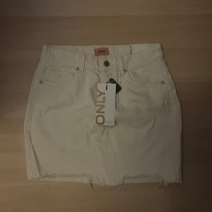 Jeans kjol ny - Ny vit jeans kjol från only med prislappen kvar i storlek 34